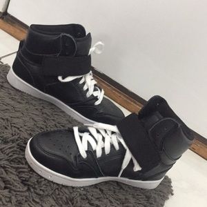 High top sneaker
